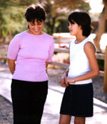 Foto de una Girl Scout hablando con un adulto. &copy; GSUSA. Todos los derechos reservados.