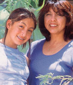 Foto de una Girl Scout con su mam�. &copy; GSUSA. Todos los derechos reservados.