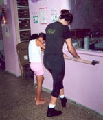 Fotografía de Nibia con una estudiante. © GSUSA. Todos los derechos reservados.