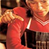 Fotografía de una niña con gafas protectoras en el laboratorio.